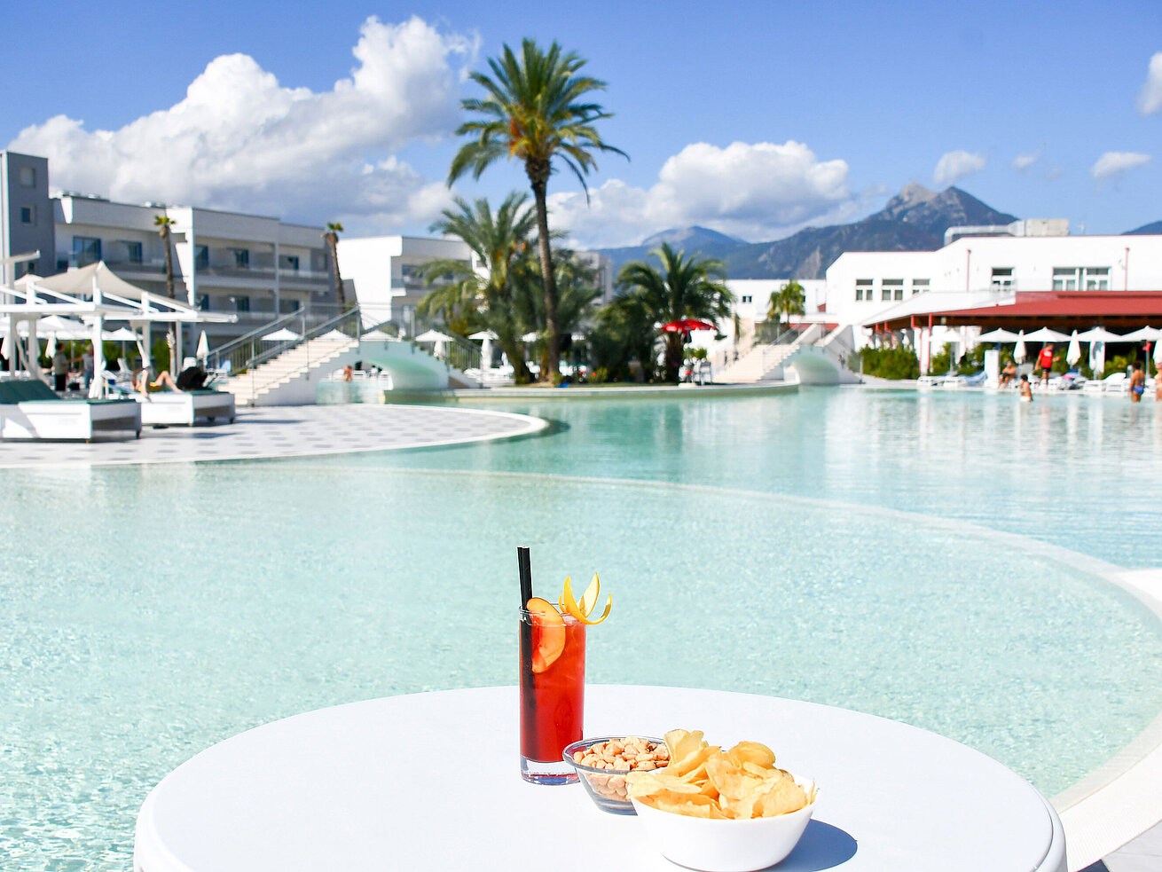 Cocktail am Pool Snacks und ein Cocktail am Lagunenpool des Maritim Resort Calabria. Perfekte Auszeit mit Blick auf die Berge.