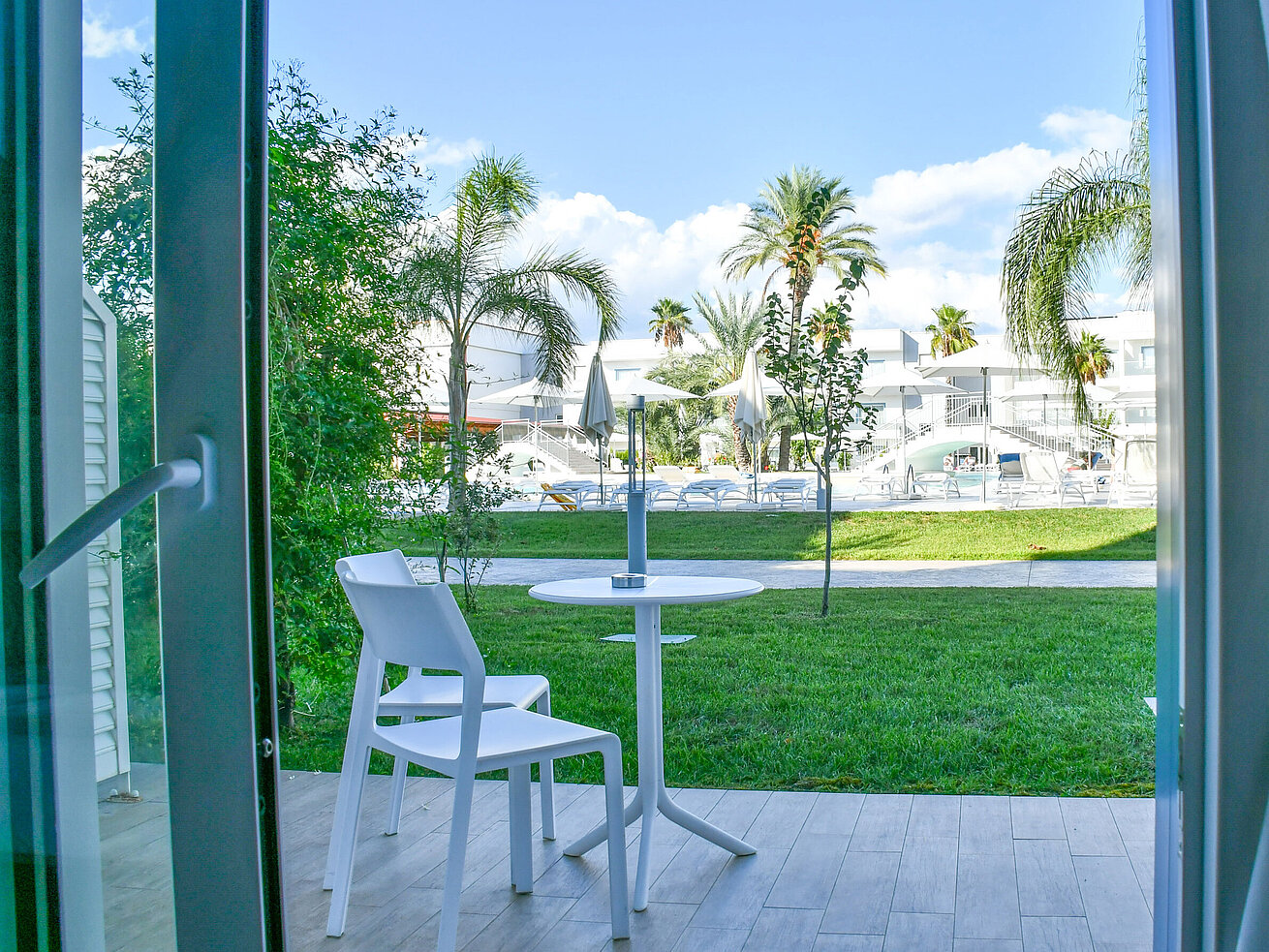 Poolblick Zimmer Private Terrasse im Erdgeschoss des Maritim Resort Calabria mit Blick ins Grüne und Poolbereich