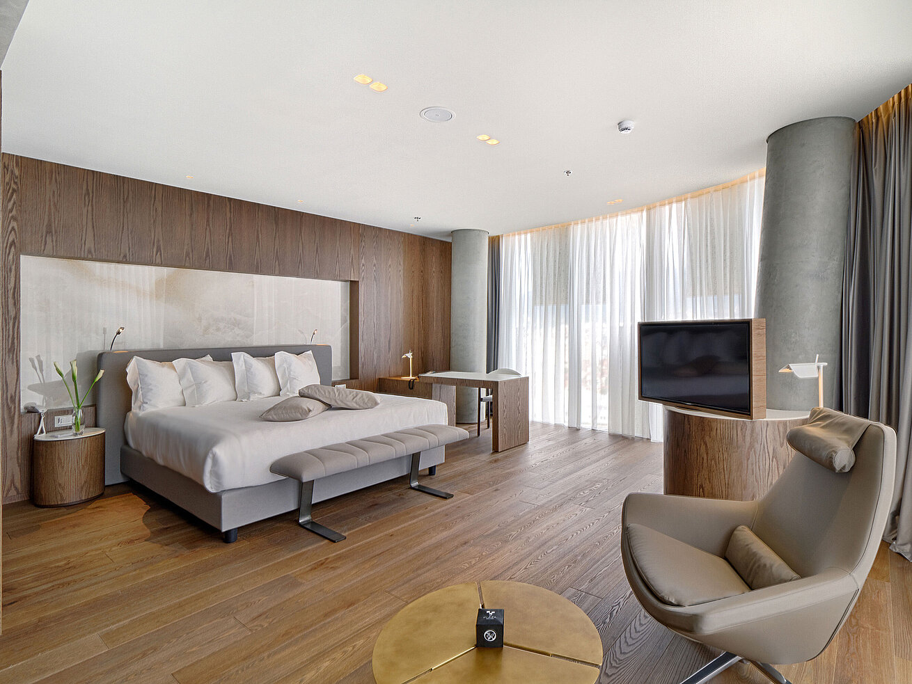 Deluxe Zimmer Großzügige Suite mit modernem Design, Holzfußboden und Panoramafenstern im Maritim Hotel Plaza Tirana