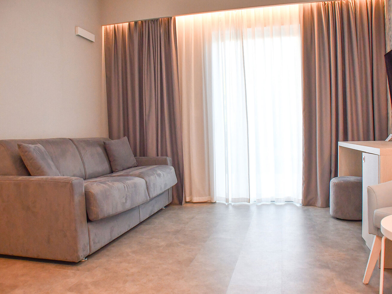 Komfortables Schlafsofa im lichtdurchfluteten Zimmer des Maritim Resort Calabria
