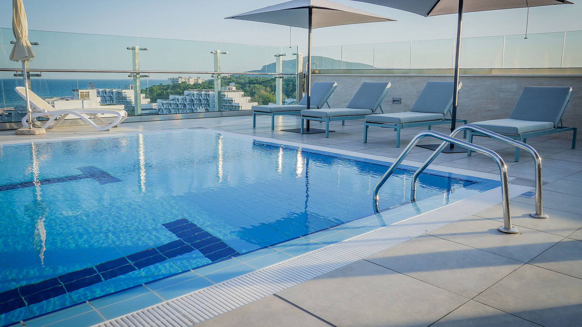 Rooftop Pool | Maritim Hotel Amelia Albena Resort