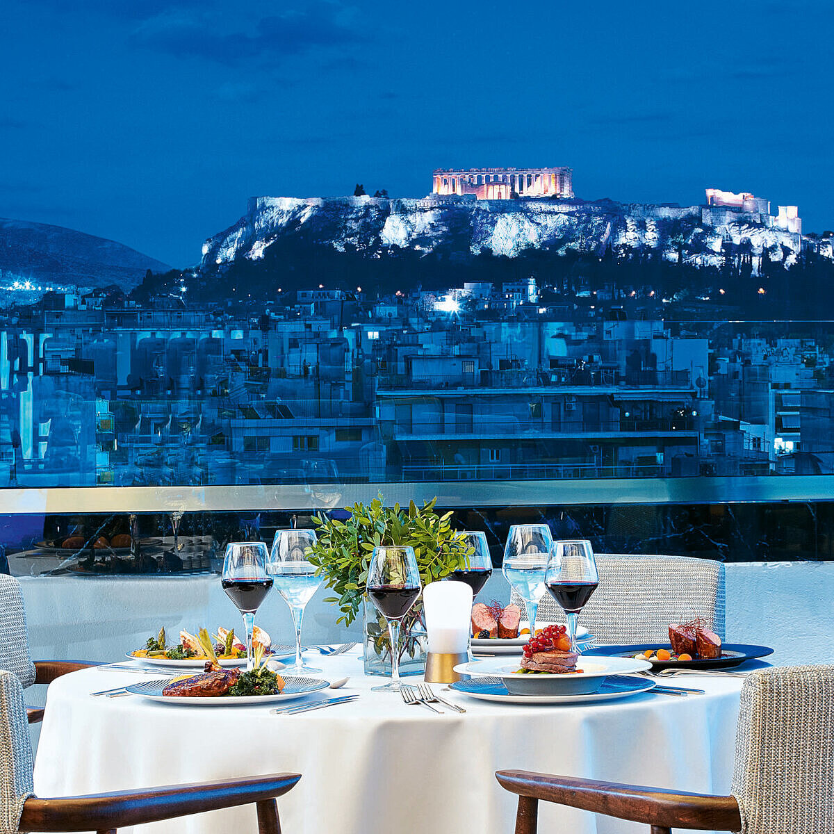 Elegantes Abendessen mit Ausblick auf die beleuchtete Akropolis vom Wyndham Grand Athen