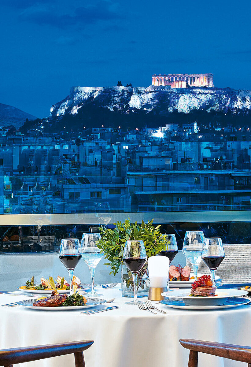 Elegantes Abendessen mit Ausblick auf die beleuchtete Akropolis vom Wyndham Grand Athen