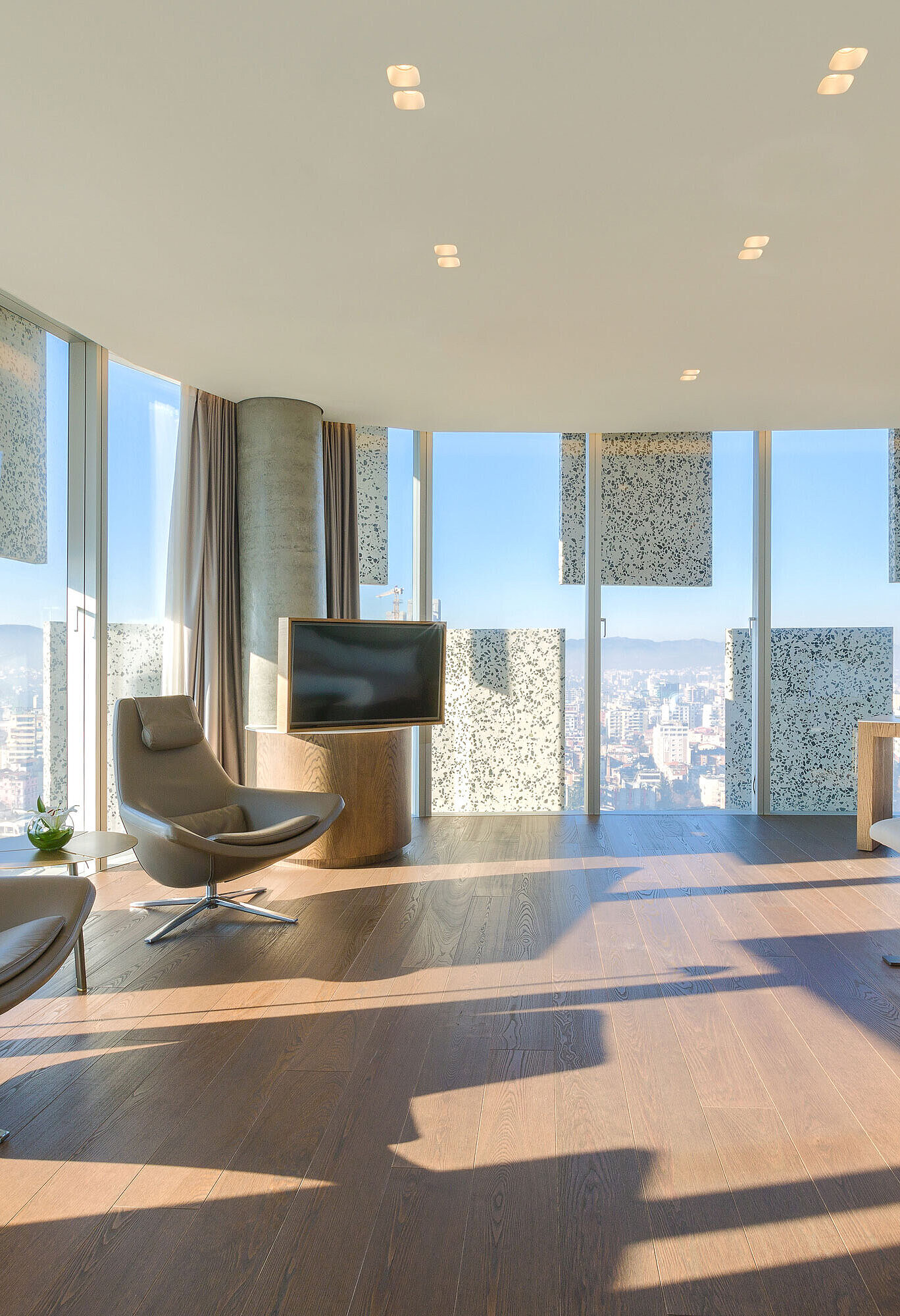 Helle Panorama Suite mit Stadtblick und Designmöbeln im Maritim Hotel Plaza Tirana