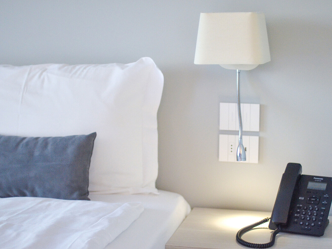 Detailaufnahme eines Nachttischs im Maritim Resort Calabria mit Telefon und LED-Leselicht