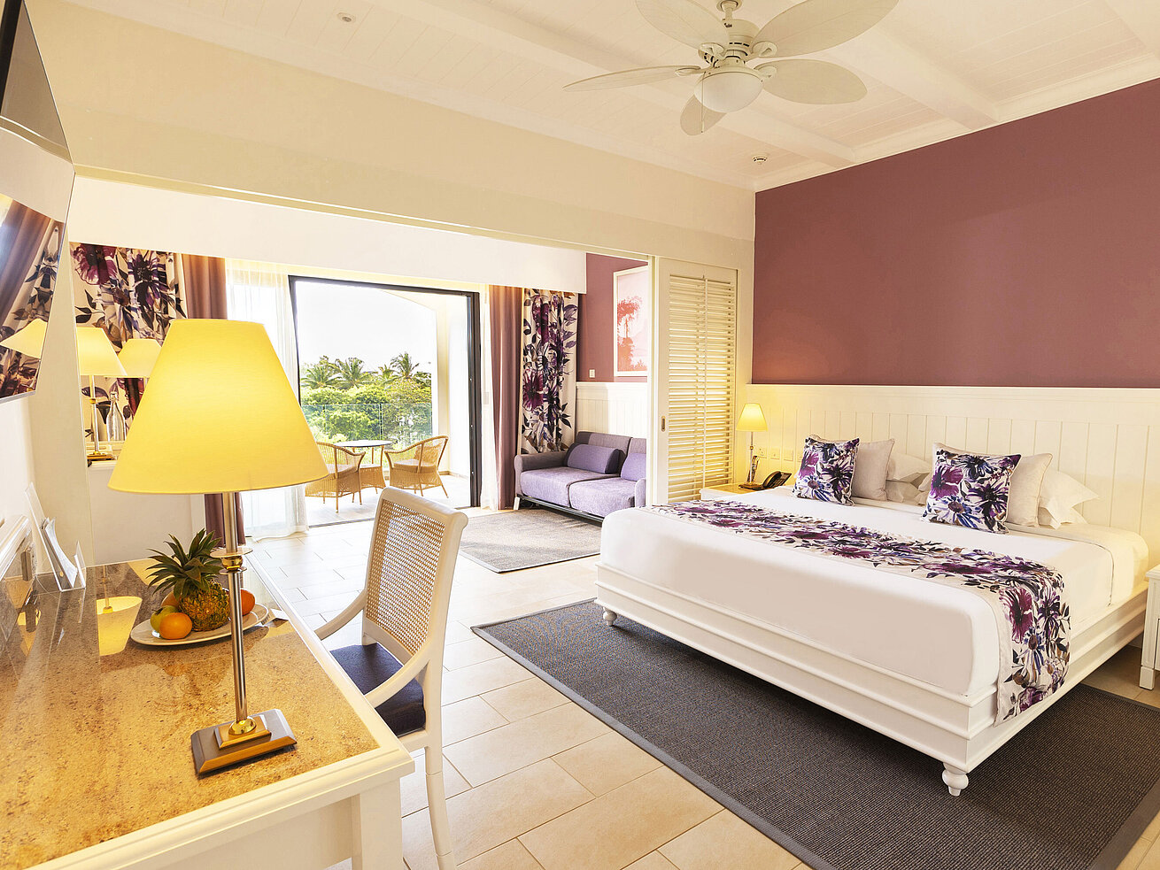 Grand Deluxe Gartenblick Zimmer Zimmer mit einem Kingsize-Bett, stilvollen Möbeln und Zugang zur Terrasse mit Meerblick
