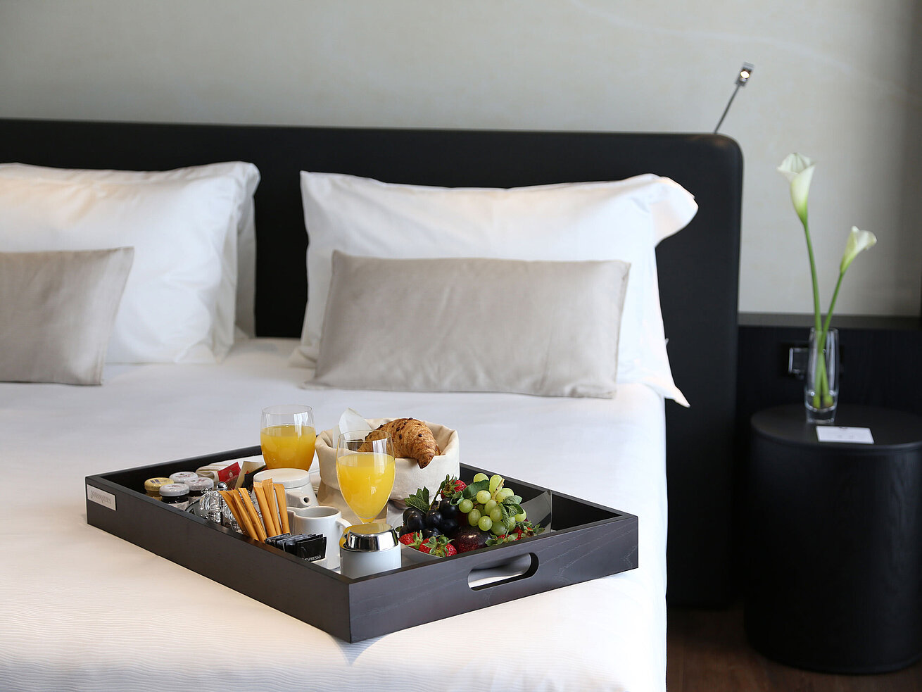 Frühstückstablett mit Saft, Gebäck und Obst auf dem Bett im Maritim Hotel Plaza Tirana